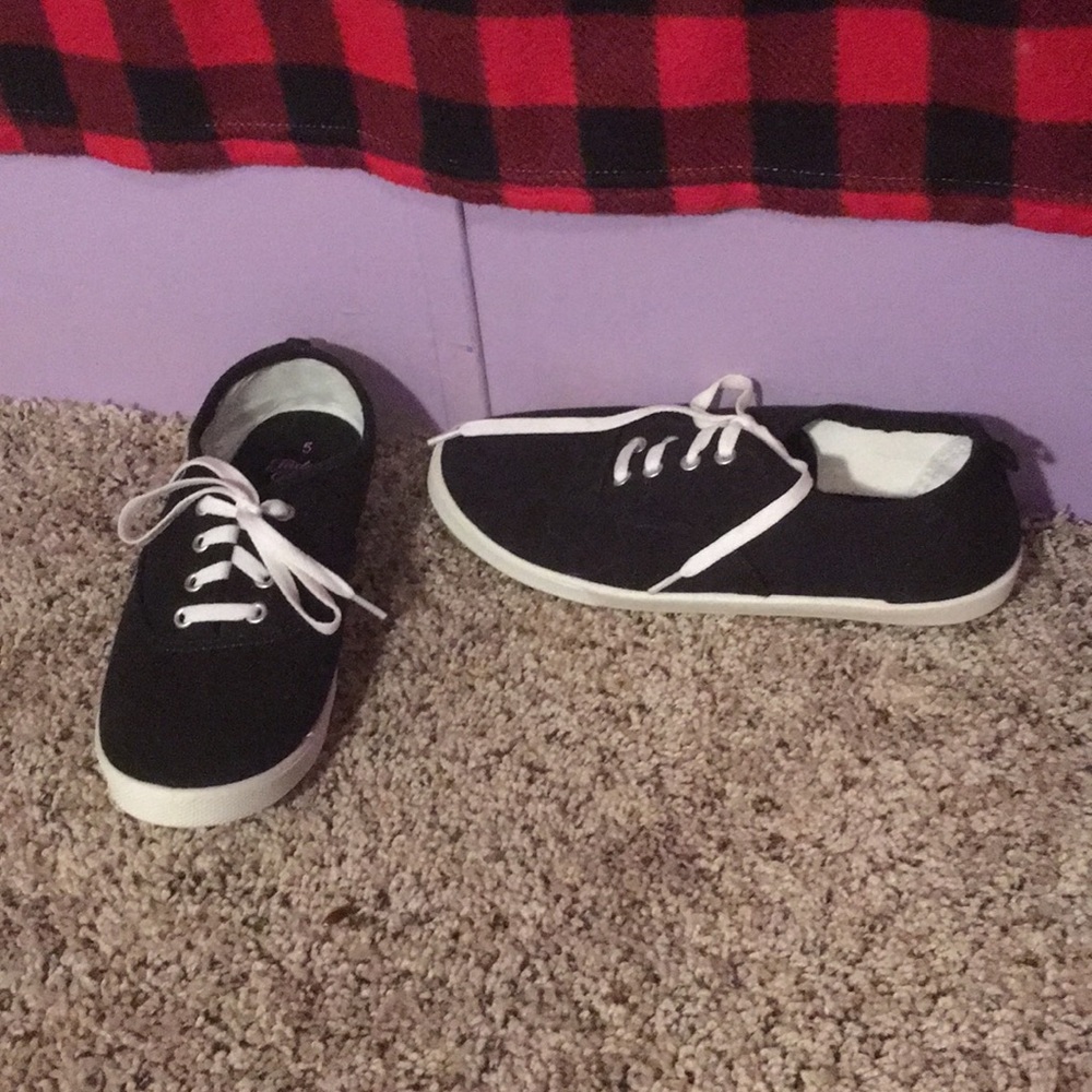 Black tennis shoes